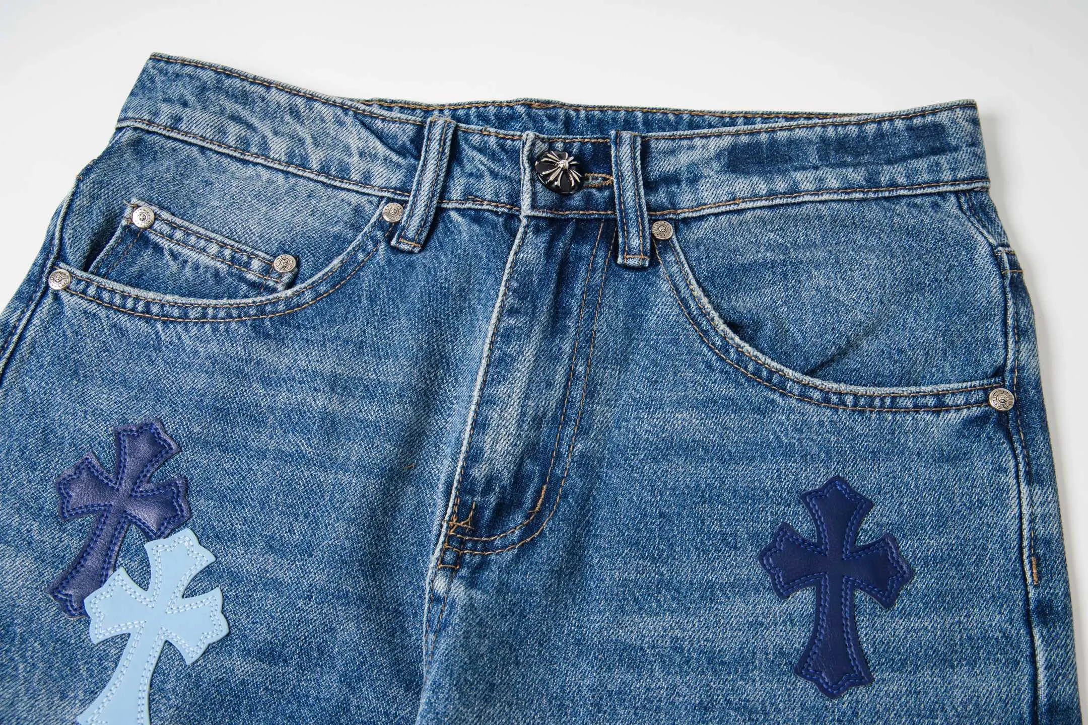 P290 high version Chrome Hearts blue denim with red black panther pattern multi-leather jeans. CH jeans need to be washed and then disassembled and hand-stitched with sheepskin cross leather and then spliced ​​together. The whole piece has too many craftsmanship to explain, patchwork cross pattern embellishment, high-waisted washed jeans! ! Absolutely high-end luxury products, god-level single products and super popular products, made with top heavy industry, a must-see magic weapon. Customized hardware. The fabric is thick and soft after washing. It has good breathability. Customized small leather label. Unique design. The details are simple and elegant, and the workmanship is exquisite. The entire trousers are neatly routed and the details are in place! It’s so cool that both men and women can easily control the genderless trend! Style number: 1799# Color: blue Size: 28 30 32 34 36